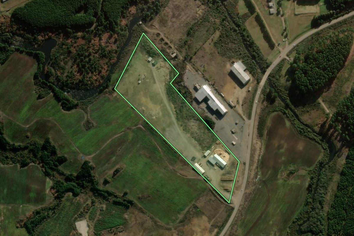 Imagem de satélite do imóvel rural em São Francisco de Paula (RS), com o contorno declarado no CAR desenhado por cima.