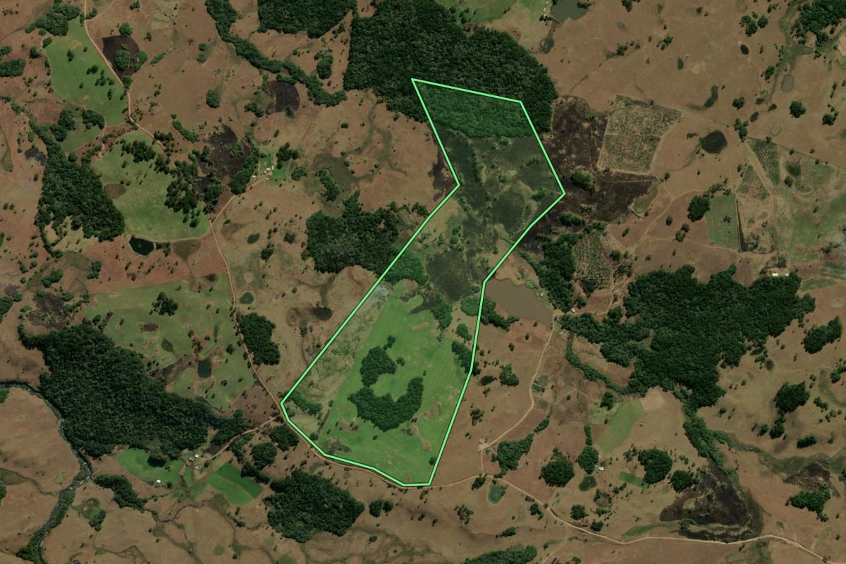 Imagem de satélite do imóvel rural em São Francisco de Paula (RS), com o contorno declarado no CAR desenhado por cima.