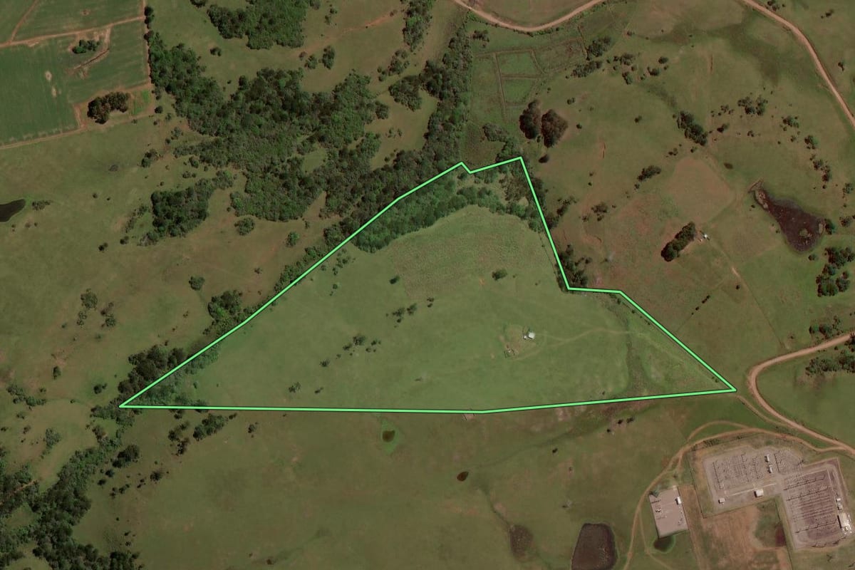 Imagem de satélite do imóvel rural em São Francisco de Paula (RS), com o contorno declarado no CAR desenhado por cima.