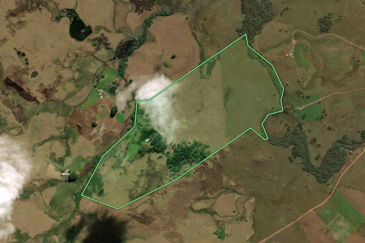 Imagem de satélite do imóvel rural em São Francisco de Paula (RS), com o contorno declarado no CAR desenhado por cima.