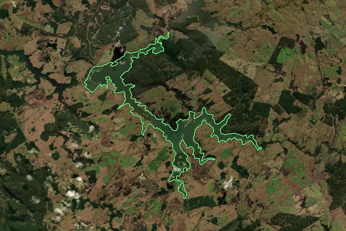 Imagem de satélite do imóvel rural em São Francisco de Paula (RS), com o contorno declarado no CAR desenhado por cima.