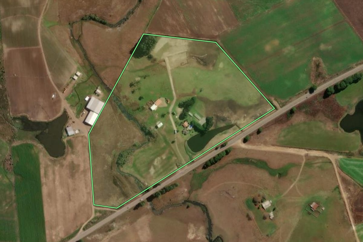 Imagem de satélite do imóvel rural em São Francisco de Paula (RS), com o contorno declarado no CAR desenhado por cima.