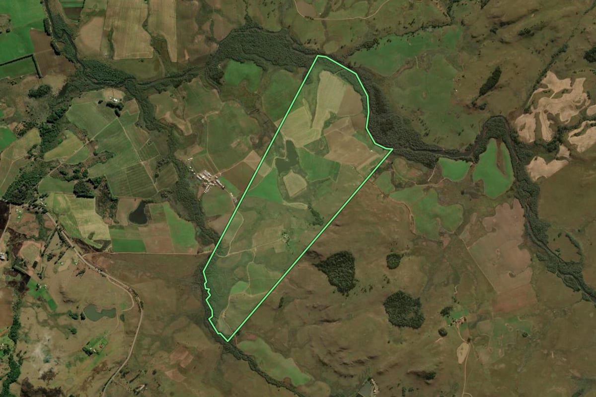 Imagem de satélite do imóvel rural em São Francisco de Paula (RS), com o contorno declarado no CAR desenhado por cima.