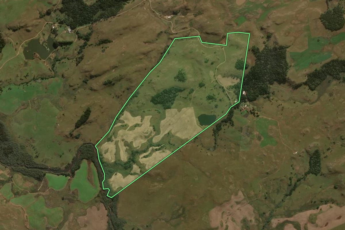 Imagem de satélite do imóvel rural em São Francisco de Paula (RS), com o contorno declarado no CAR desenhado por cima.