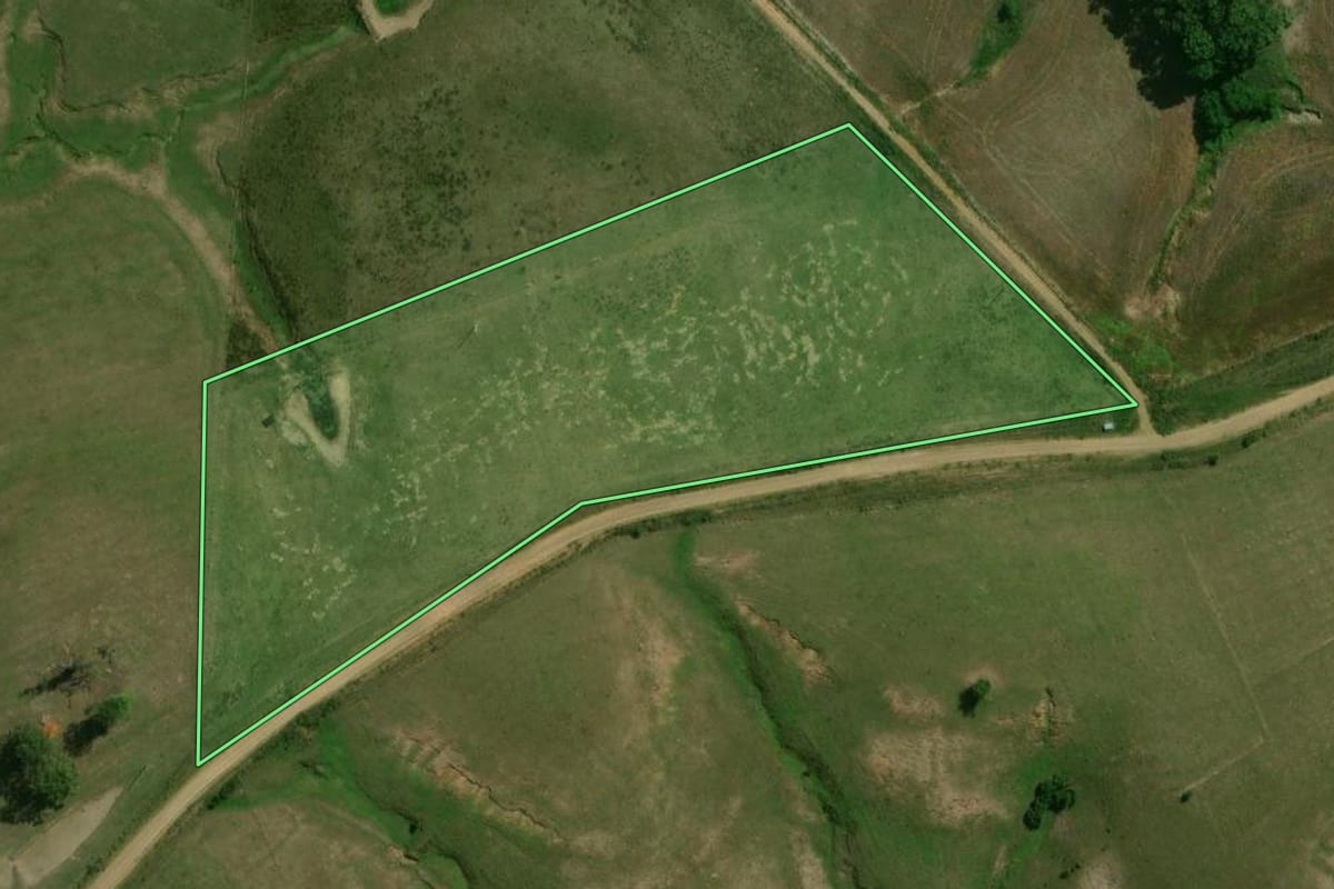 Imagem de satélite do imóvel rural em São Gabriel (RS), com o contorno declarado no CAR desenhado por cima.