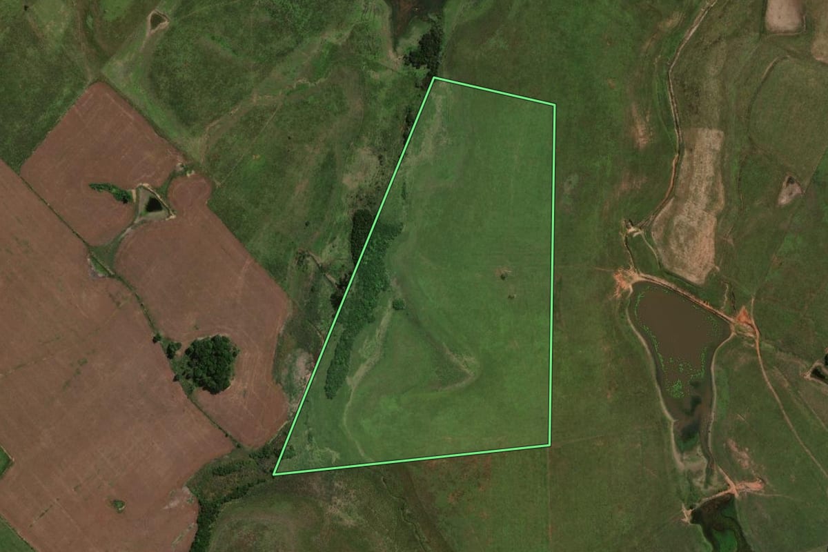 Imagem de satélite do imóvel rural em São Gabriel (RS), com o contorno declarado no CAR desenhado por cima.