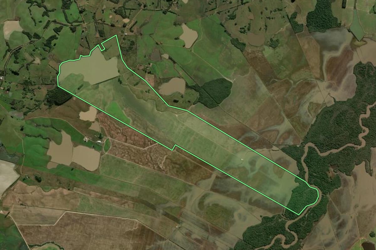 Imagem de satélite do imóvel rural em São Gabriel (RS), com o contorno declarado no CAR desenhado por cima.