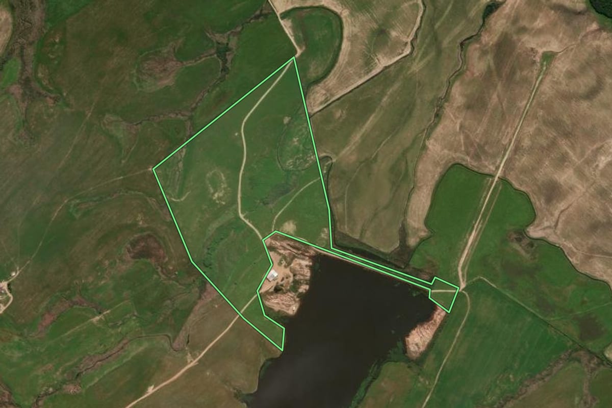 Imagem de satélite do imóvel rural em São Gabriel (RS), com o contorno declarado no CAR desenhado por cima.