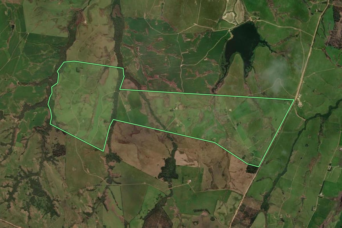 Imagem de satélite do imóvel rural em São Gabriel (RS), com o contorno declarado no CAR desenhado por cima.