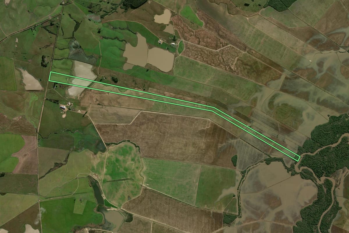 Imagem de satélite do imóvel rural em São Gabriel (RS), com o contorno declarado no CAR desenhado por cima.