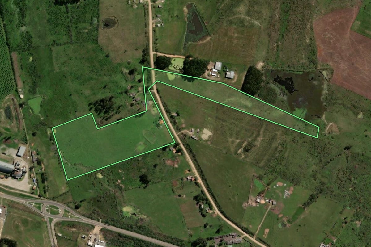 Imagem de satélite do imóvel rural em São Gabriel (RS), com o contorno declarado no CAR desenhado por cima.