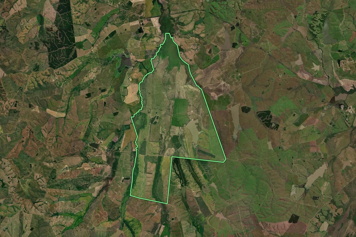 Imagem de satélite do imóvel rural em São Gabriel (RS), com o contorno declarado no CAR desenhado por cima.