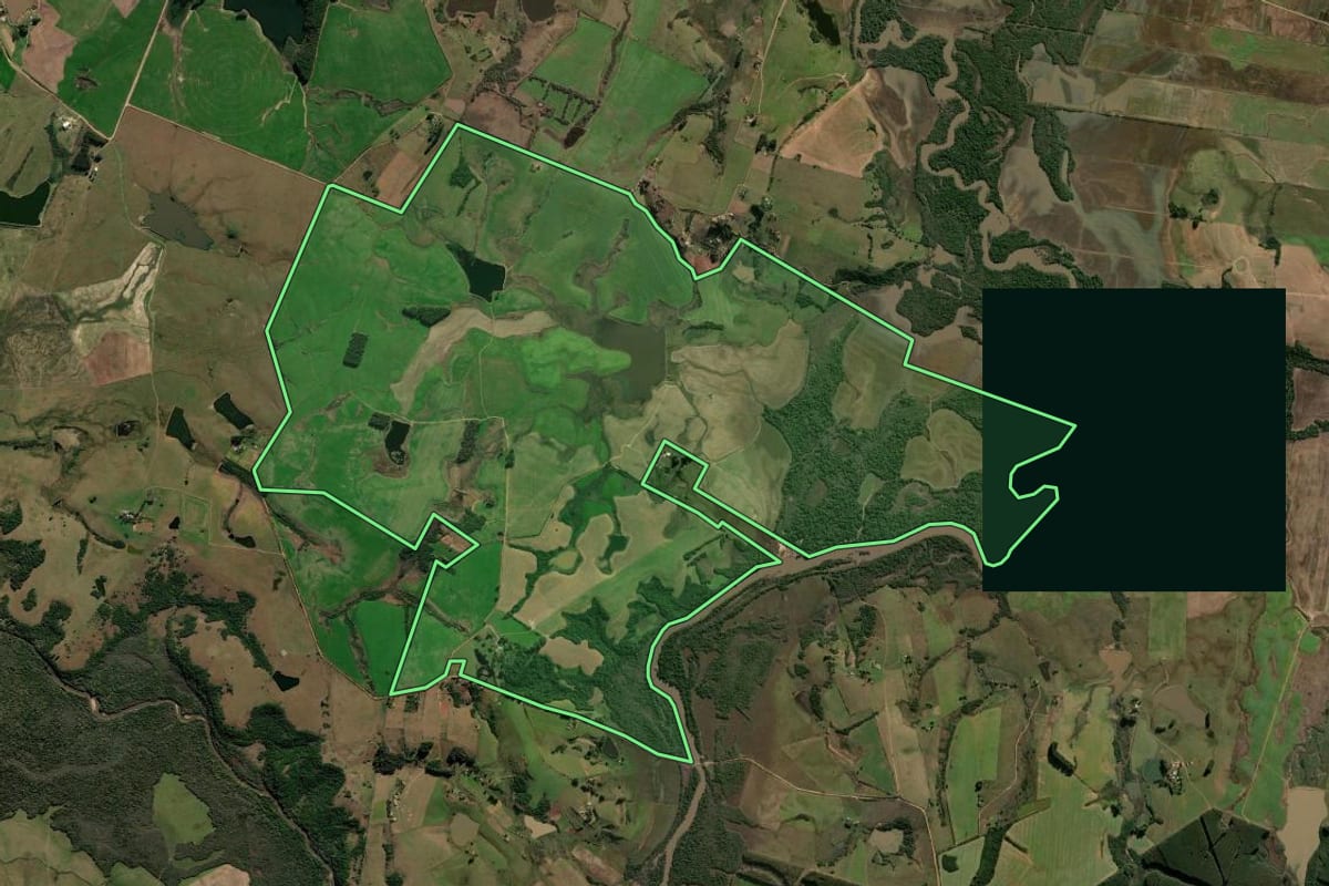 Imagem de satélite do imóvel rural em São Gabriel (RS), com o contorno declarado no CAR desenhado por cima.