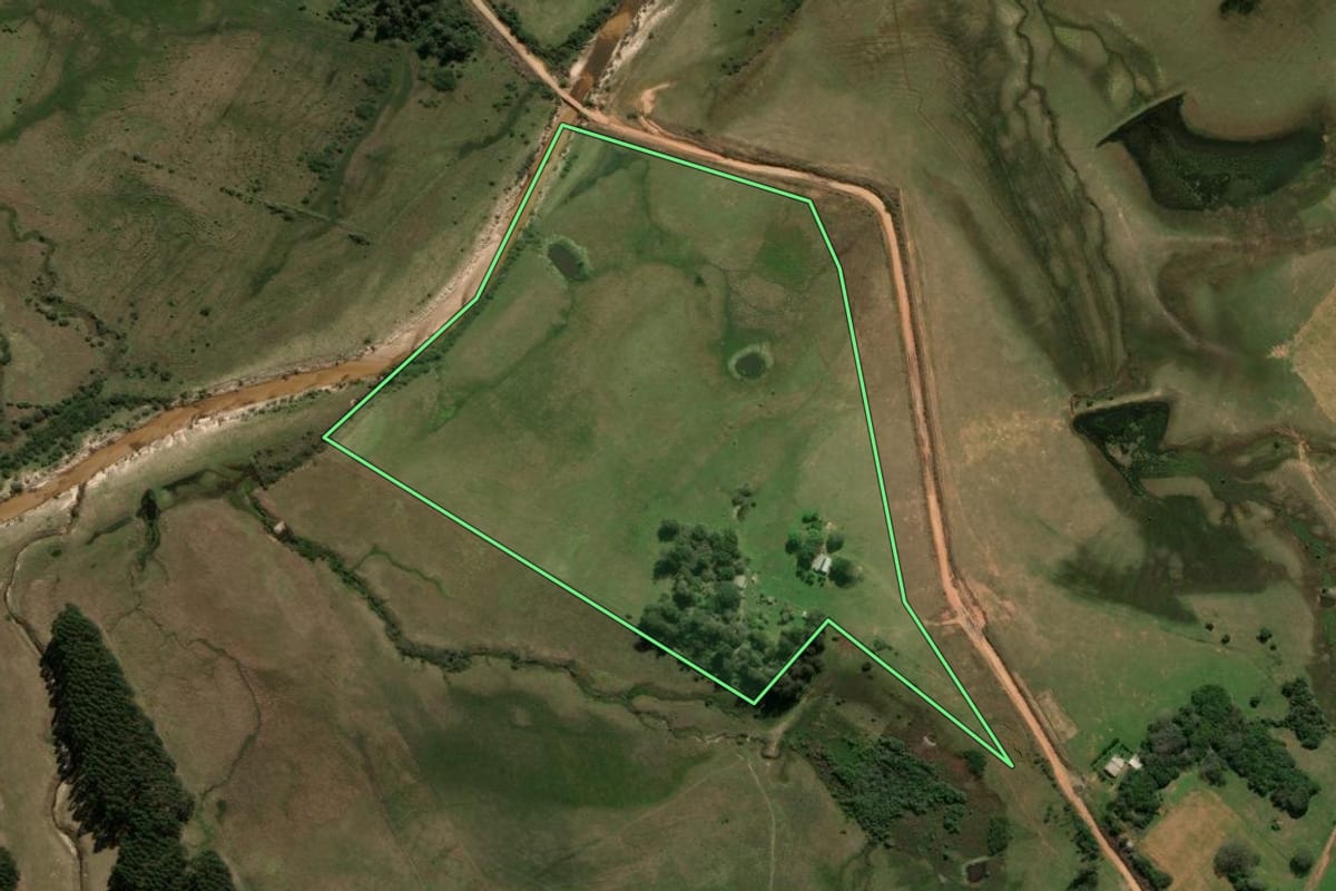 Imagem de satélite do imóvel rural em São Gabriel (RS), com o contorno declarado no CAR desenhado por cima.