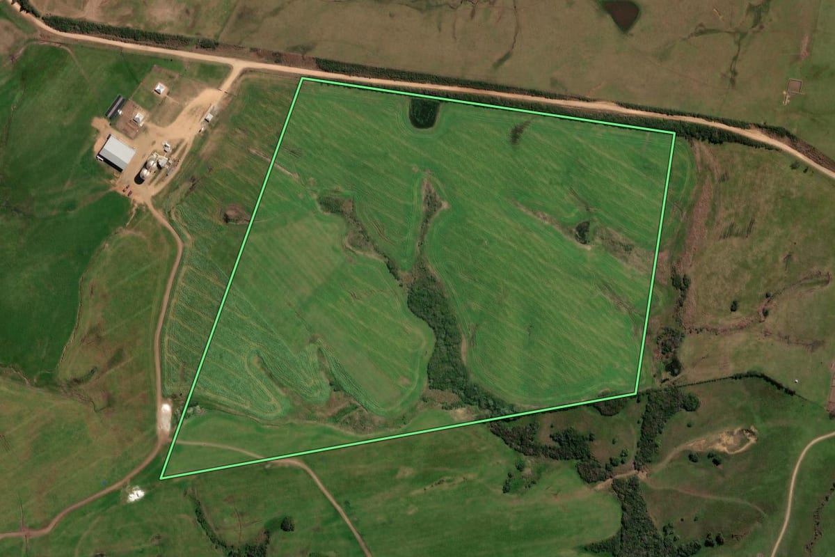 Imagem de satélite do imóvel rural em São Gabriel (RS), com o contorno declarado no CAR desenhado por cima.