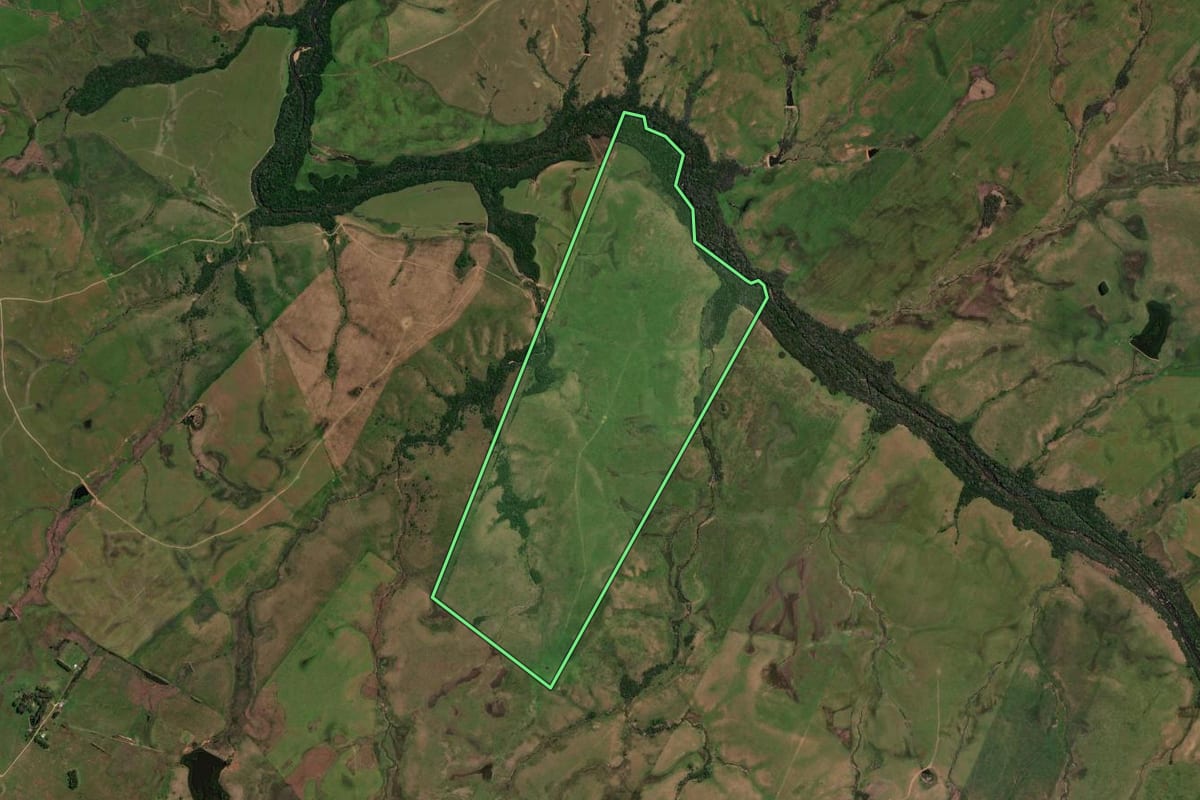 Imagem de satélite do imóvel rural em São Gabriel (RS), com o contorno declarado no CAR desenhado por cima.