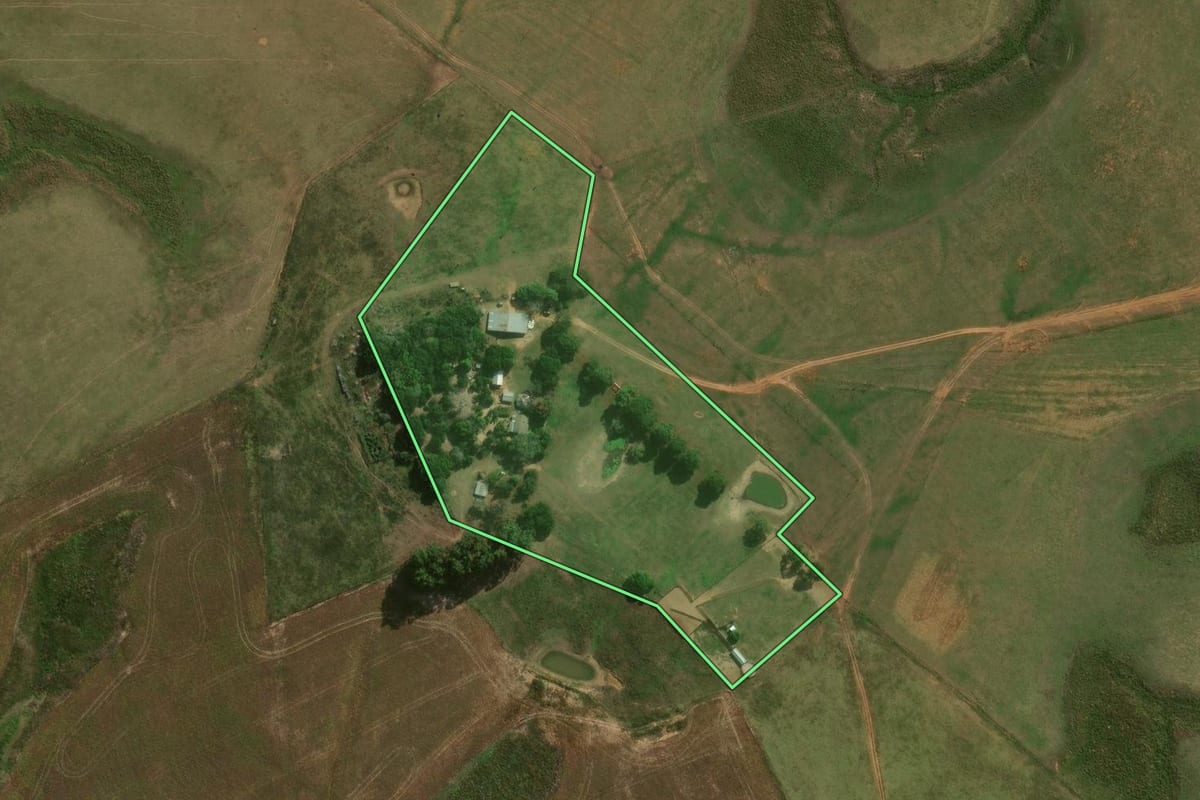 Imagem de satélite do imóvel rural em São Gabriel (RS), com o contorno declarado no CAR desenhado por cima.