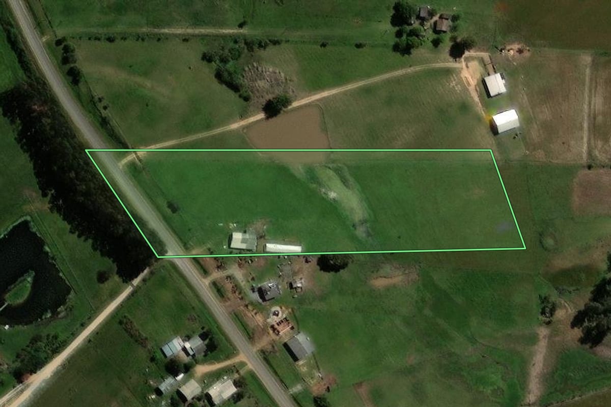 Imagem de satélite do imóvel rural em São Gabriel (RS), com o contorno declarado no CAR desenhado por cima.