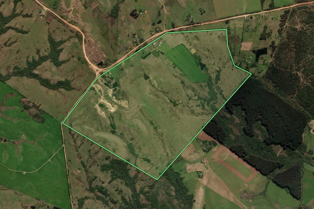 Imagem de satélite do imóvel rural em São Gabriel (RS), com o contorno declarado no CAR desenhado por cima.