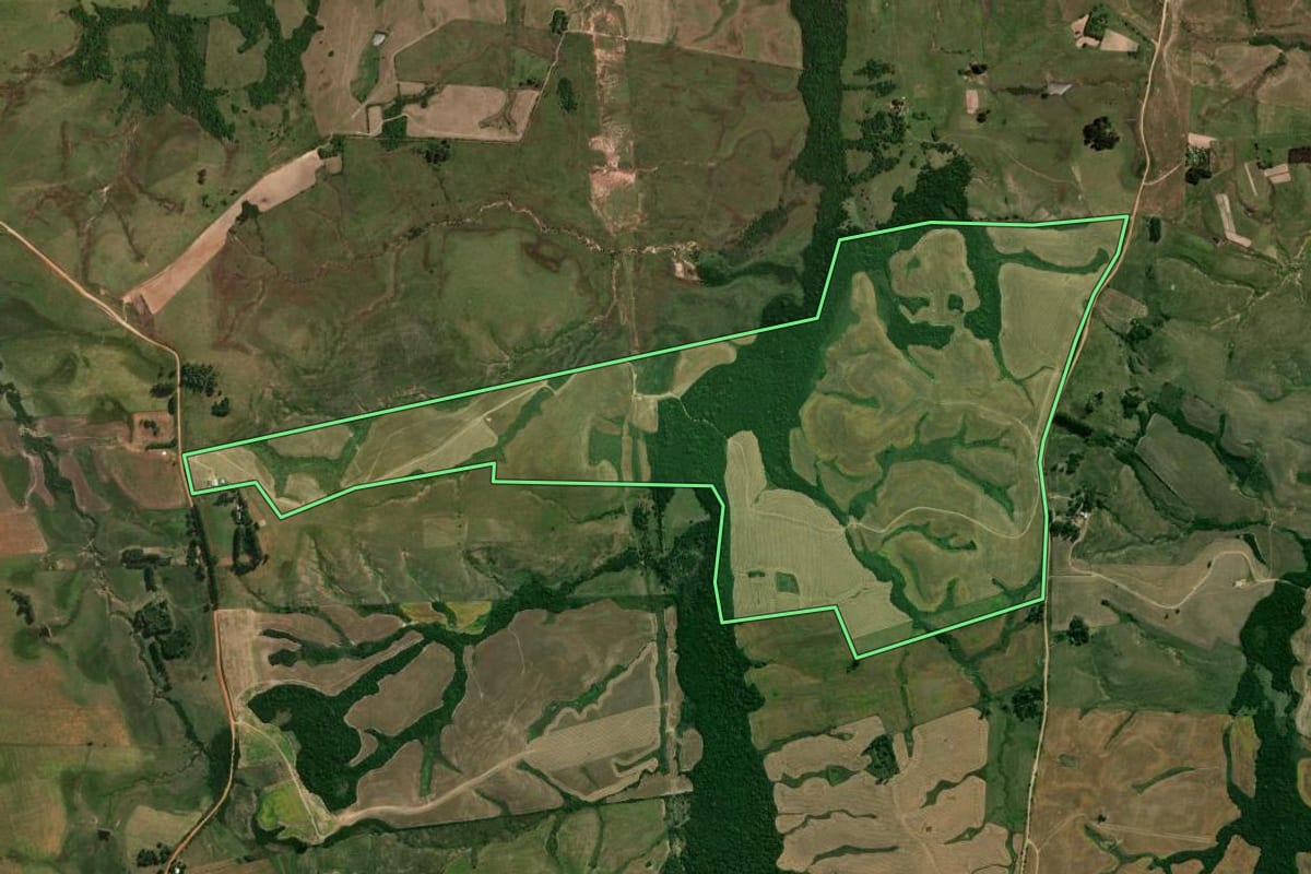 Imagem de satélite do imóvel rural em São Gabriel (RS), com o contorno declarado no CAR desenhado por cima.