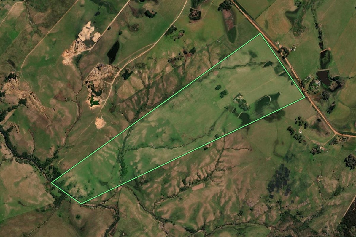 Imagem de satélite do imóvel rural em São Gabriel (RS), com o contorno declarado no CAR desenhado por cima.