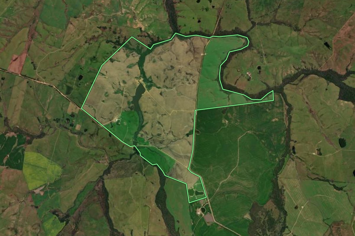 Imagem de satélite do imóvel rural em São Gabriel (RS), com o contorno declarado no CAR desenhado por cima.
