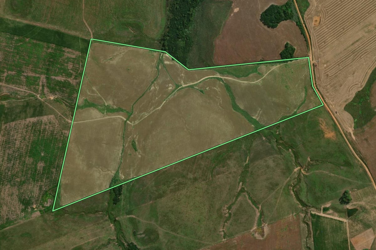 Imagem de satélite do imóvel rural em São Gabriel (RS), com o contorno declarado no CAR desenhado por cima.