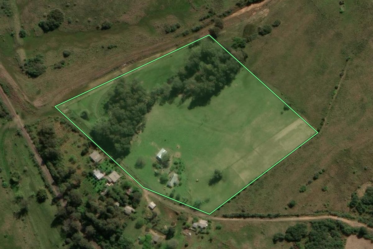 Imagem de satélite do imóvel rural em São Gabriel (RS), com o contorno declarado no CAR desenhado por cima.