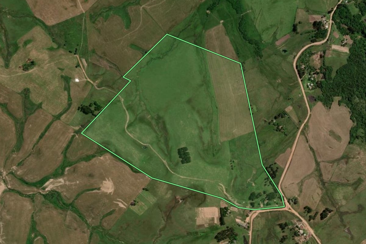 Imagem de satélite do imóvel rural em São Gabriel (RS), com o contorno declarado no CAR desenhado por cima.