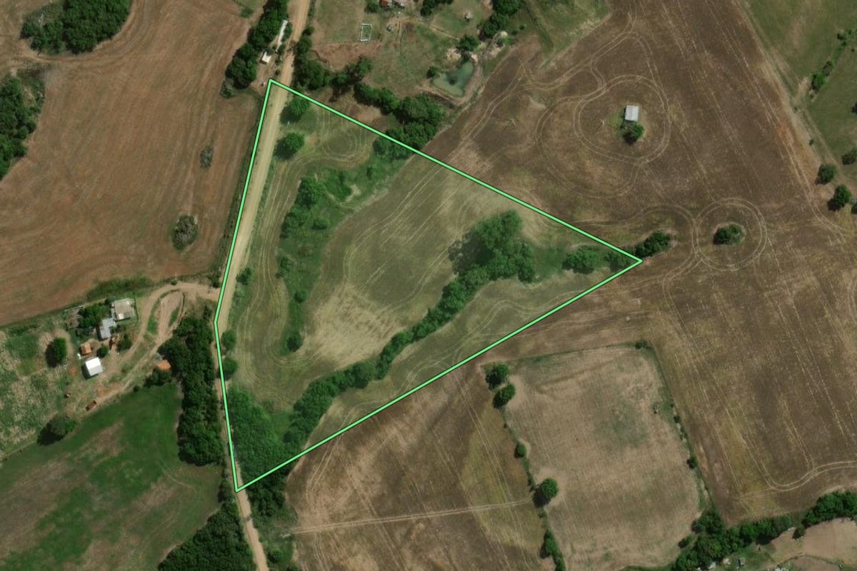 Imagem de satélite do imóvel rural em São Gabriel (RS), com o contorno declarado no CAR desenhado por cima.