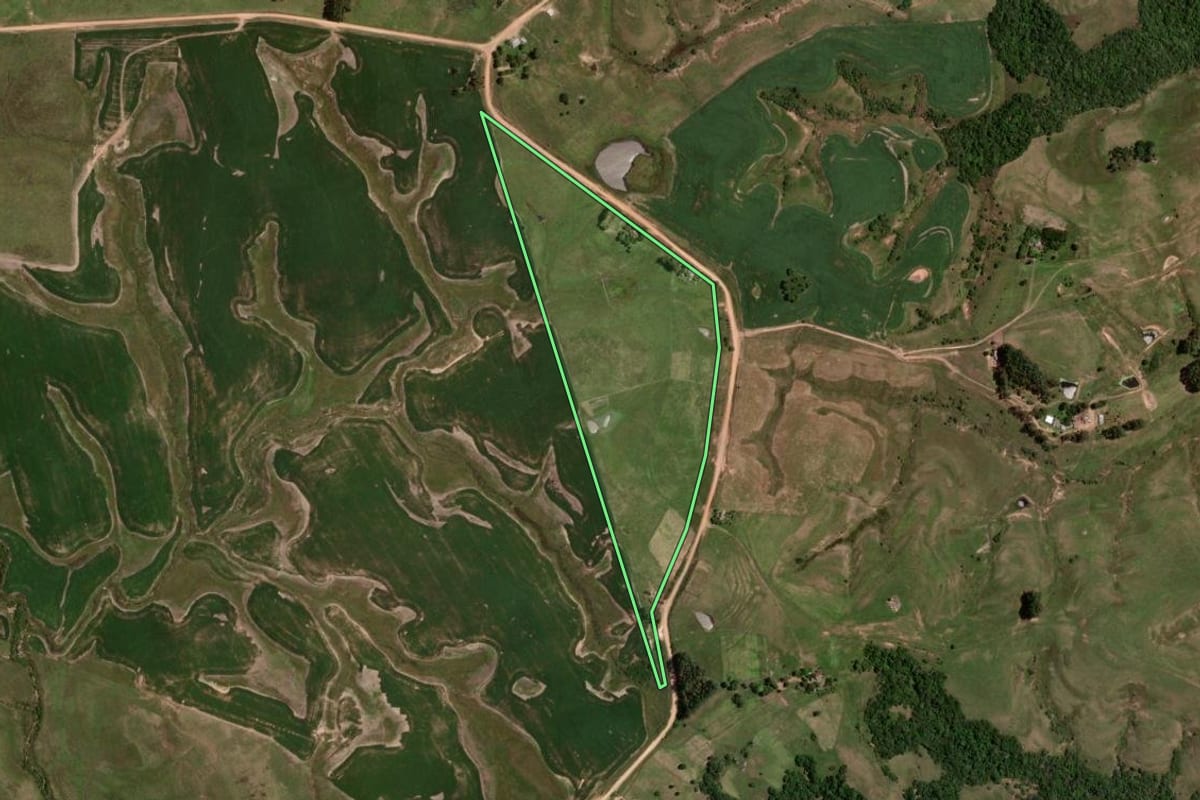Imagem de satélite do imóvel rural em São Gabriel (RS), com o contorno declarado no CAR desenhado por cima.