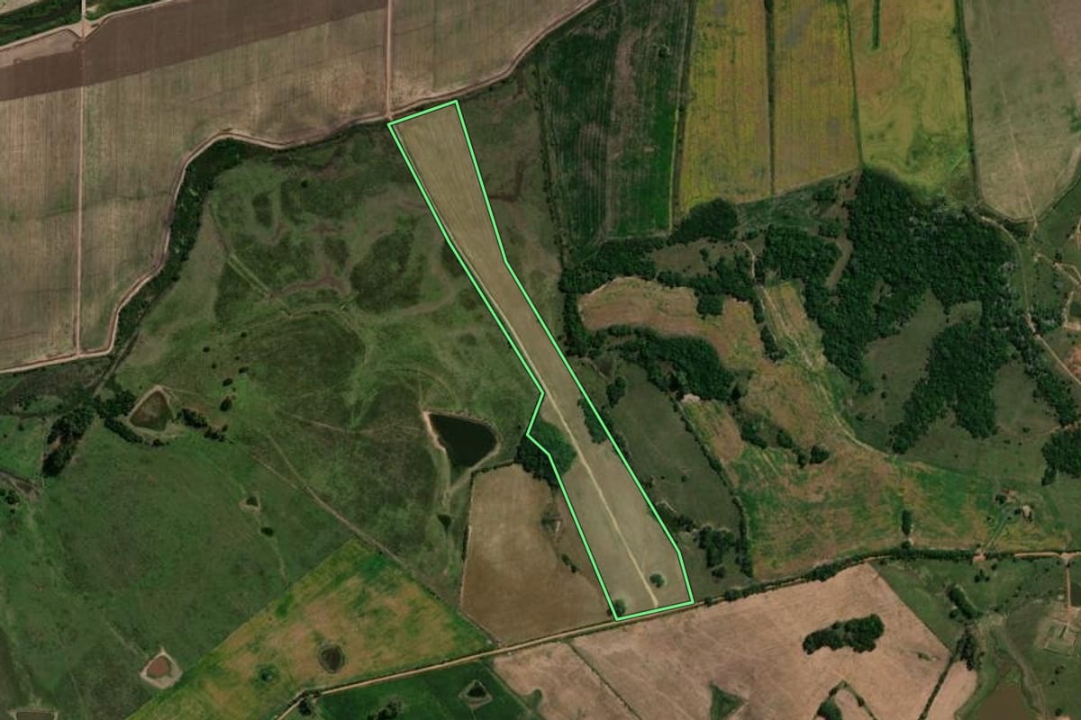 Imagem de satélite do imóvel rural em São Gabriel (RS), com o contorno declarado no CAR desenhado por cima.