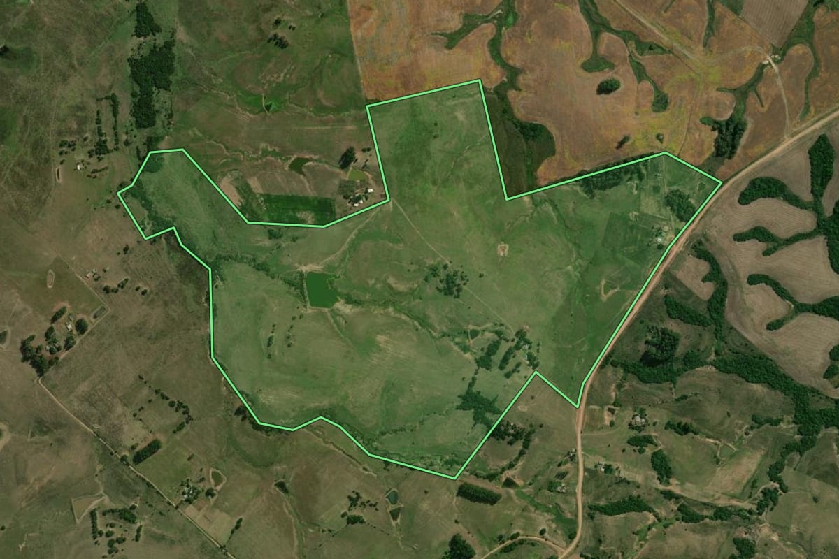 Imagem de satélite do imóvel rural em São Gabriel (RS), com o contorno declarado no CAR desenhado por cima.