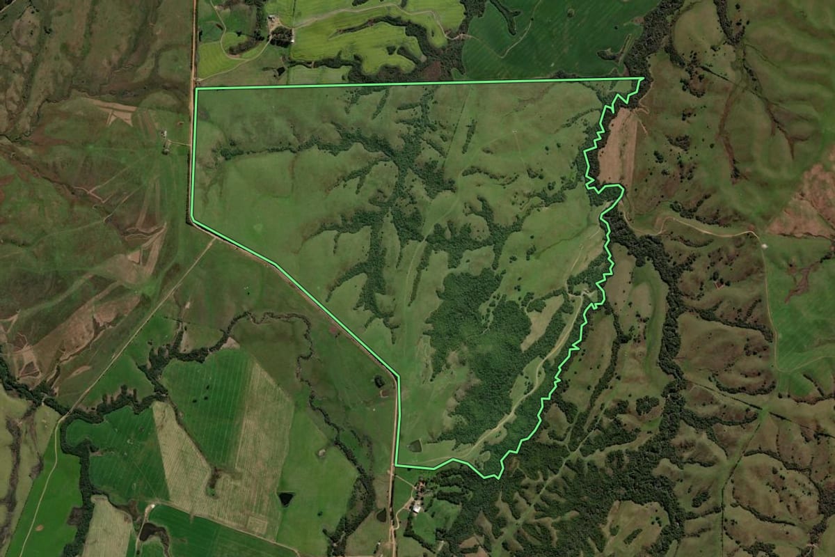 Imagem de satélite do imóvel rural em São Gabriel (RS), com o contorno declarado no CAR desenhado por cima.