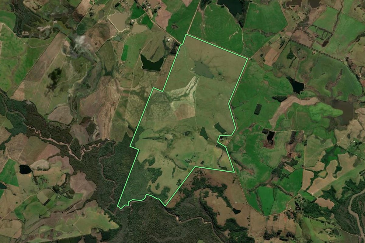 Imagem de satélite do imóvel rural em São Gabriel (RS), com o contorno declarado no CAR desenhado por cima.