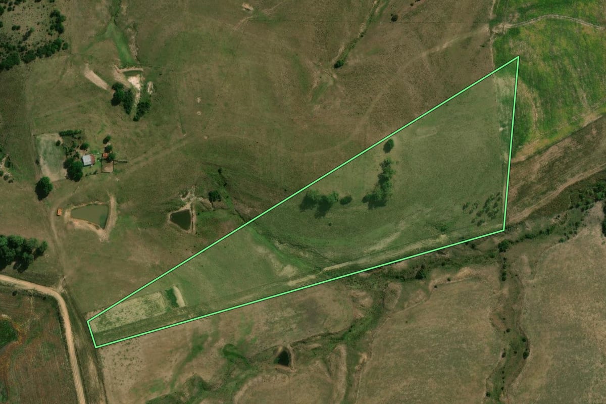 Imagem de satélite do imóvel rural em São Gabriel (RS), com o contorno declarado no CAR desenhado por cima.