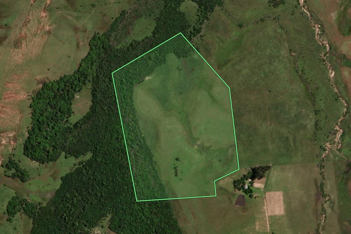 Imagem de satélite do imóvel rural em São Gabriel (RS), com o contorno declarado no CAR desenhado por cima.