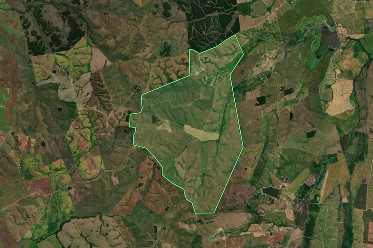 Imagem de satélite do imóvel rural em São Gabriel (RS), com o contorno declarado no CAR desenhado por cima.