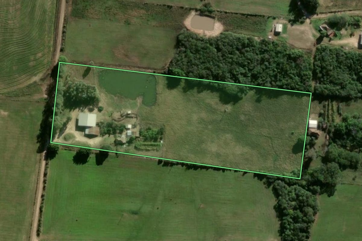 Imagem de satélite do imóvel rural em São Gabriel (RS), com o contorno declarado no CAR desenhado por cima.