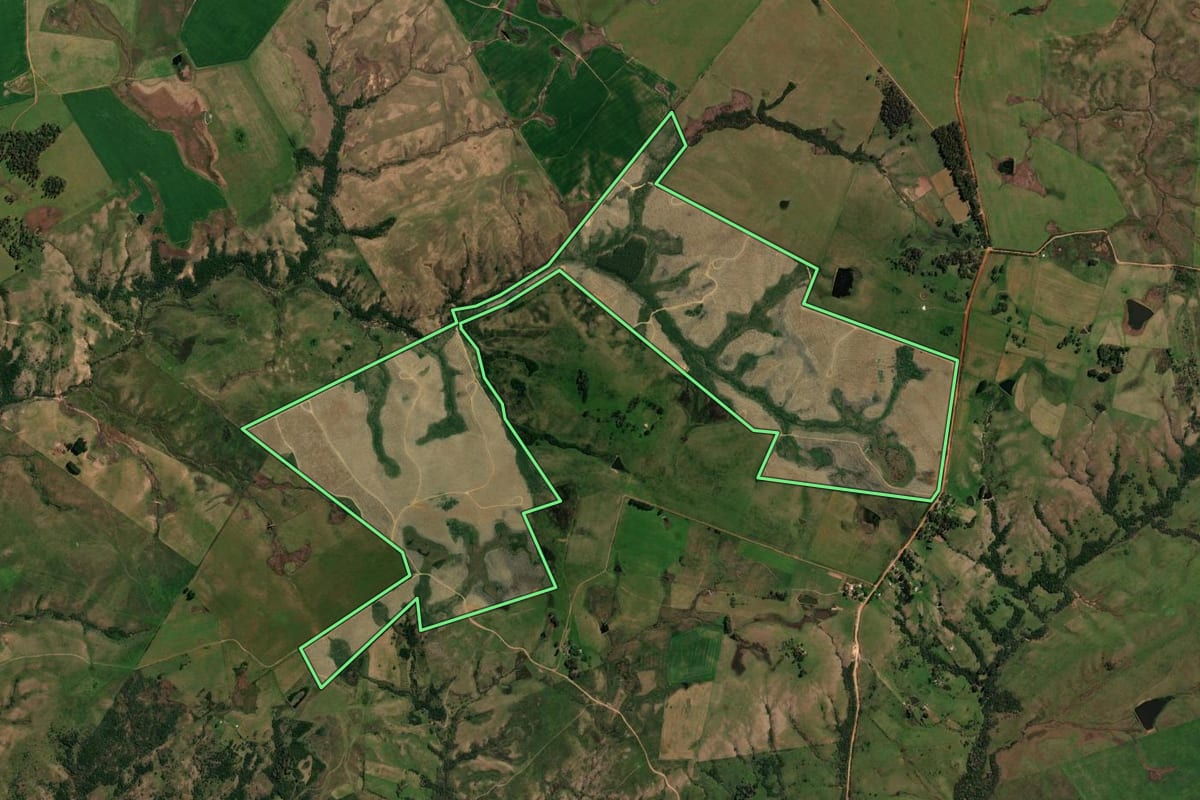 Imagem de satélite do imóvel rural em São Gabriel (RS), com o contorno declarado no CAR desenhado por cima.