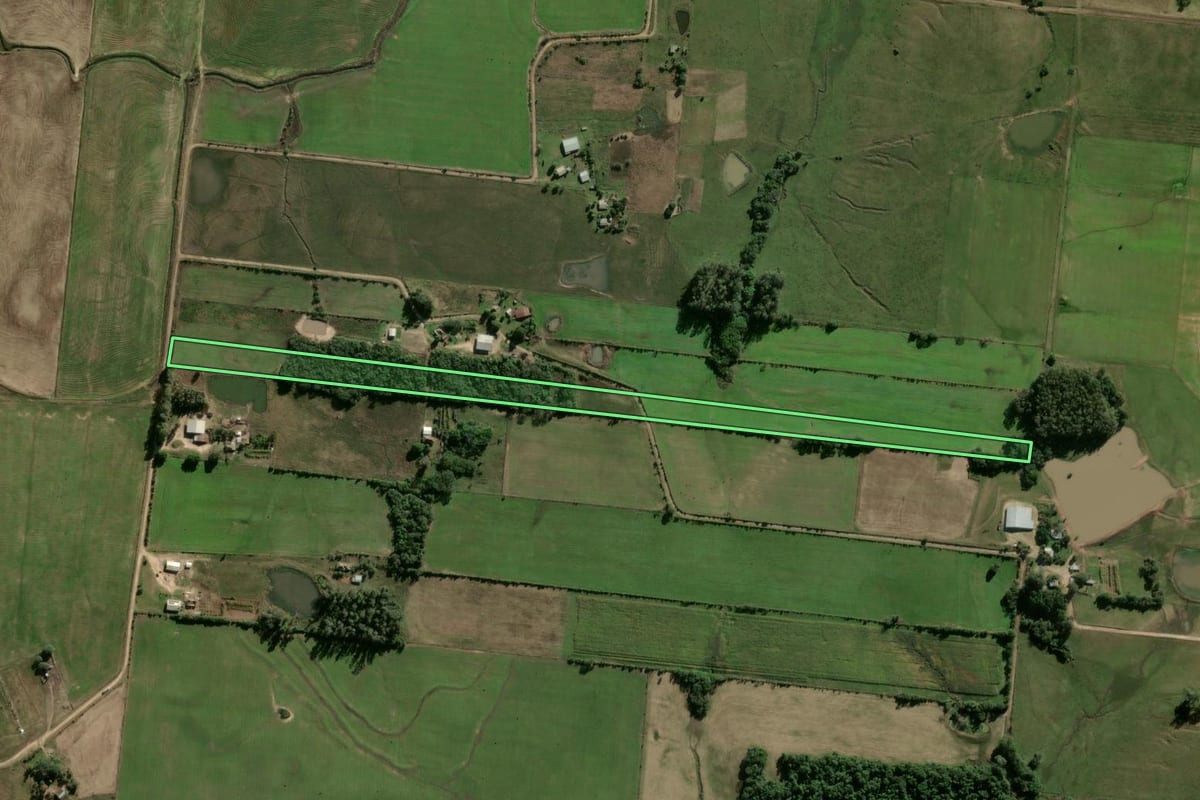 Imagem de satélite do imóvel rural em São Gabriel (RS), com o contorno declarado no CAR desenhado por cima.