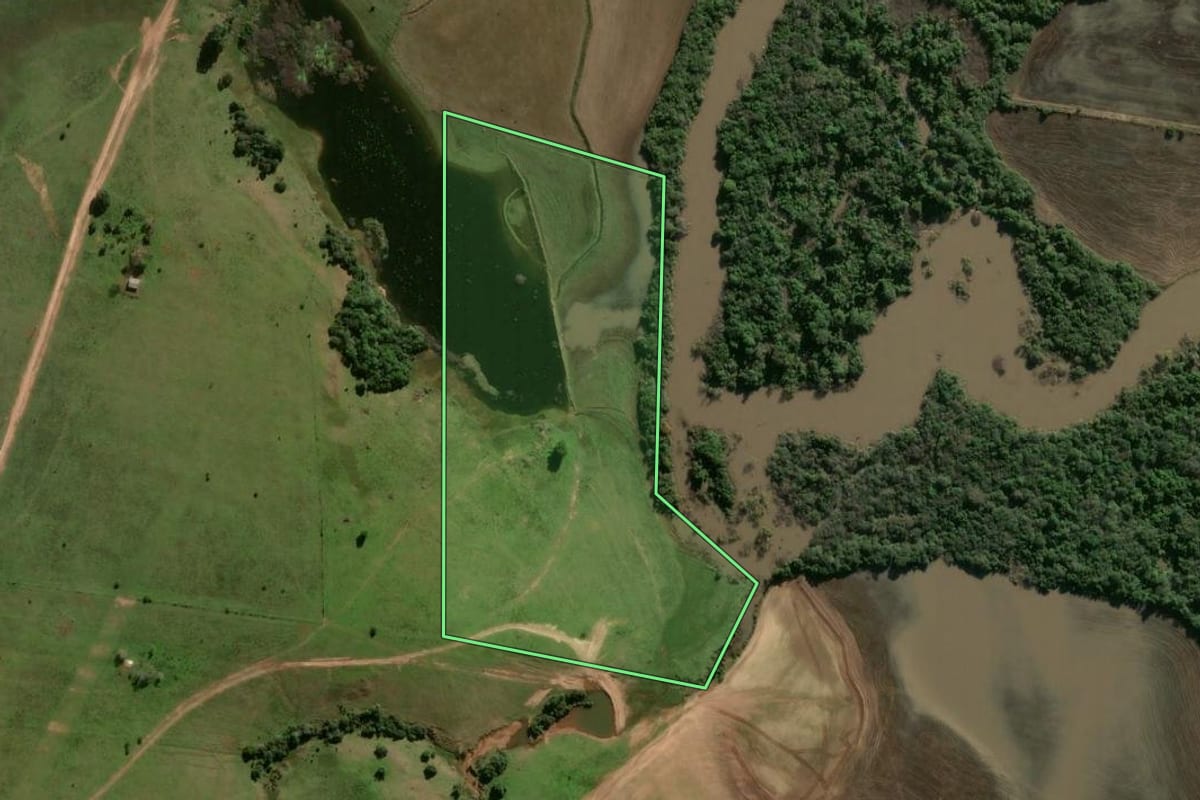 Imagem de satélite do imóvel rural em São Gabriel (RS), com o contorno declarado no CAR desenhado por cima.