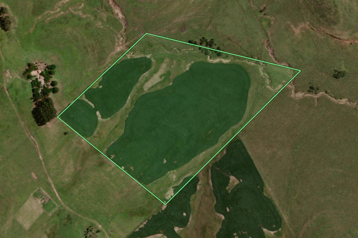 Imagem de satélite do imóvel rural em São Gabriel (RS), com o contorno declarado no CAR desenhado por cima.