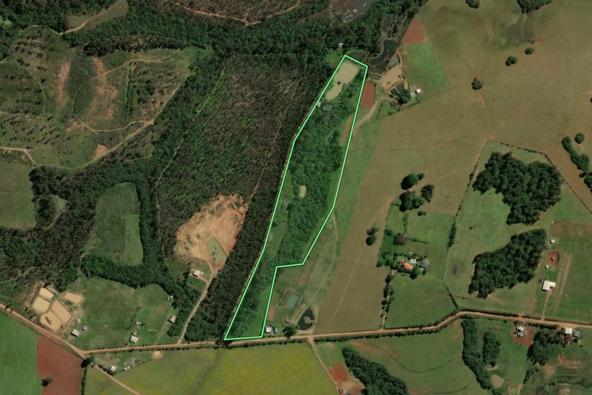 Imagem de satélite do imóvel rural em São Gabriel (RS), com o contorno declarado no CAR desenhado por cima.