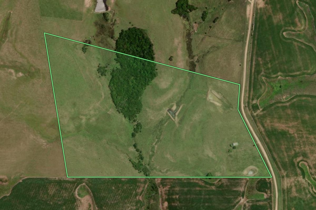 Imagem de satélite do imóvel rural em São Gabriel (RS), com o contorno declarado no CAR desenhado por cima.