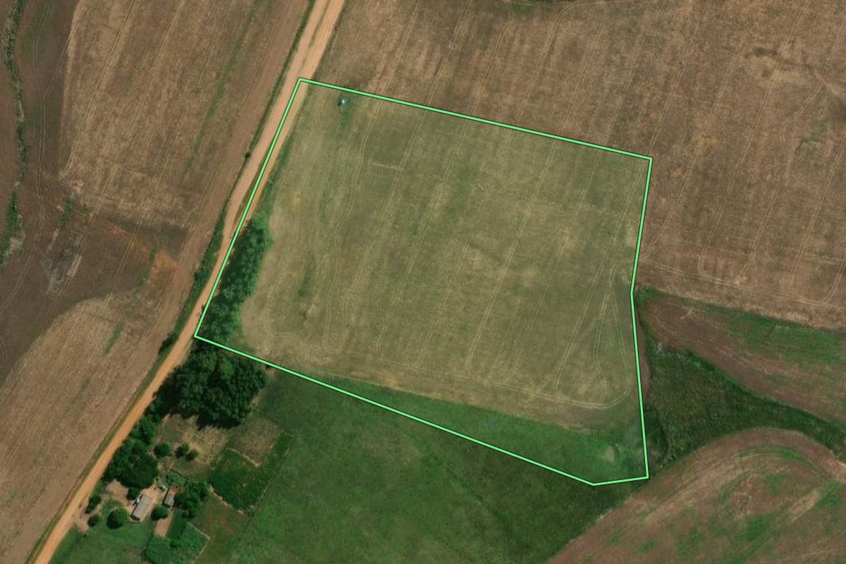 Imagem de satélite do imóvel rural em São Gabriel (RS), com o contorno declarado no CAR desenhado por cima.
