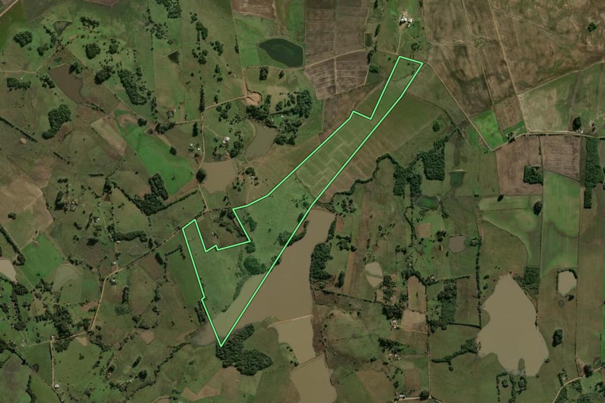 Imagem de satélite do imóvel rural em São Gabriel (RS), com o contorno declarado no CAR desenhado por cima.