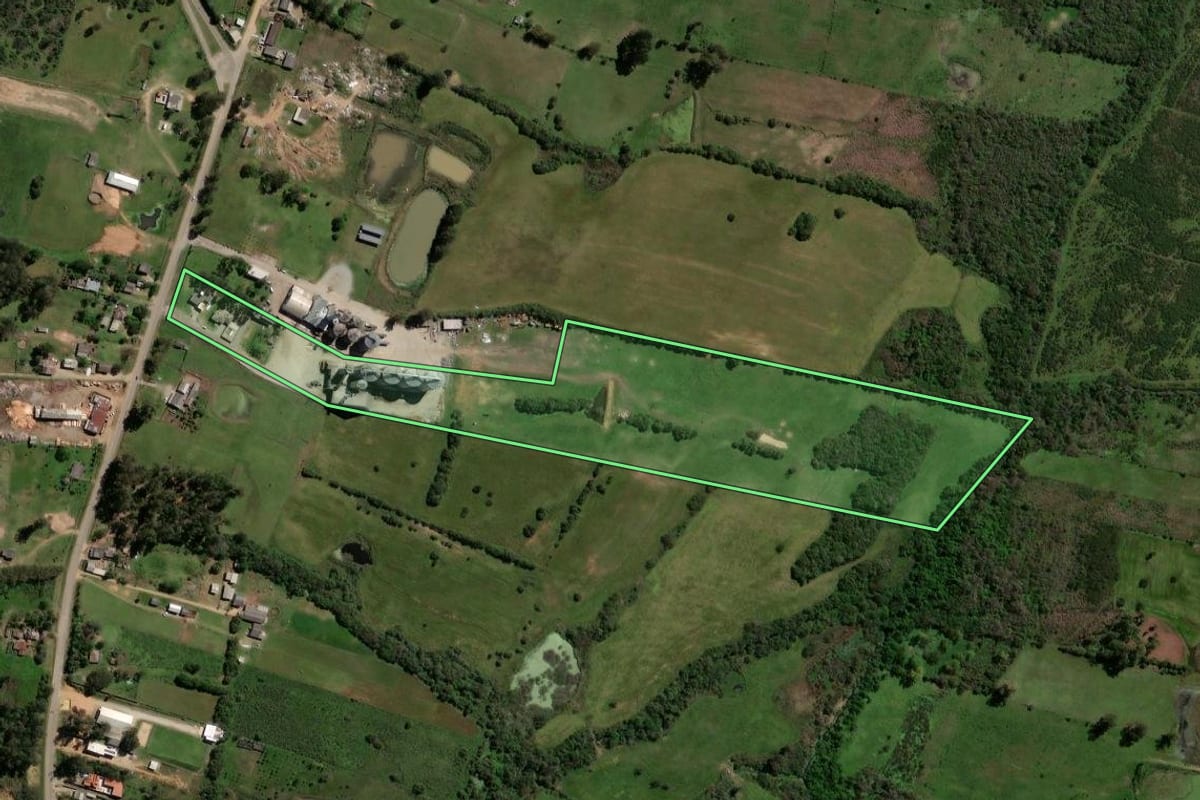 Imagem de satélite do imóvel rural em São Gabriel (RS), com o contorno declarado no CAR desenhado por cima.