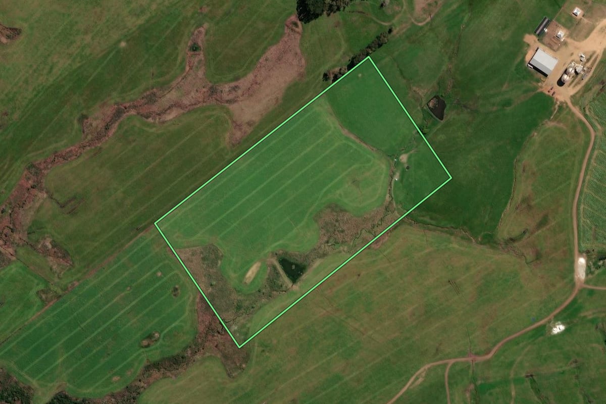 Imagem de satélite do imóvel rural em São Gabriel (RS), com o contorno declarado no CAR desenhado por cima.