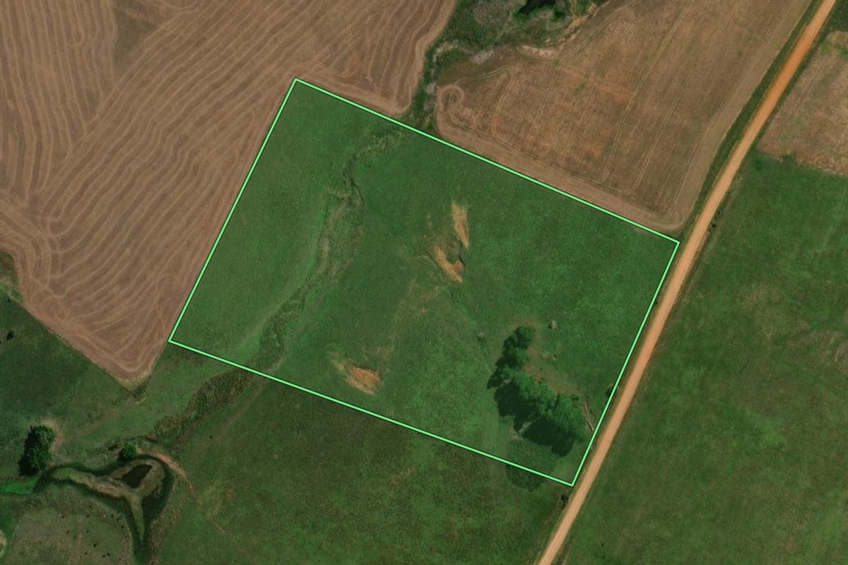 Imagem de satélite do imóvel rural em São Gabriel (RS), com o contorno declarado no CAR desenhado por cima.